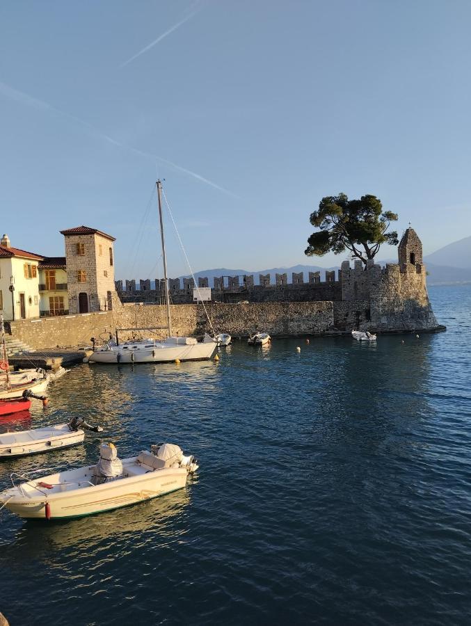 나프팍토스 Πέτρινο Στη Θάλασσα 아파트 외부 사진