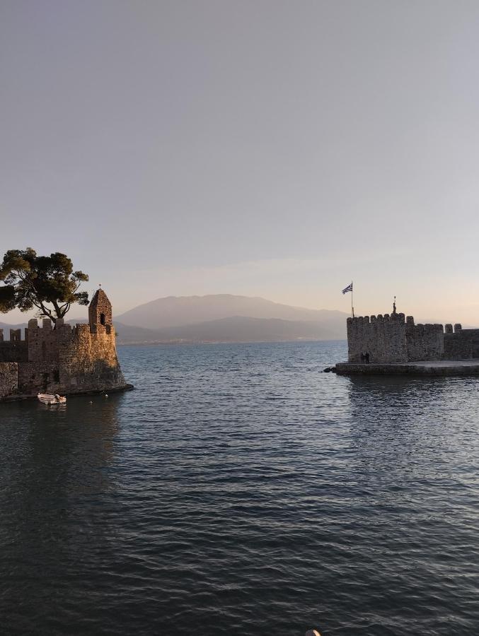 나프팍토스 Πέτρινο Στη Θάλασσα 아파트 외부 사진