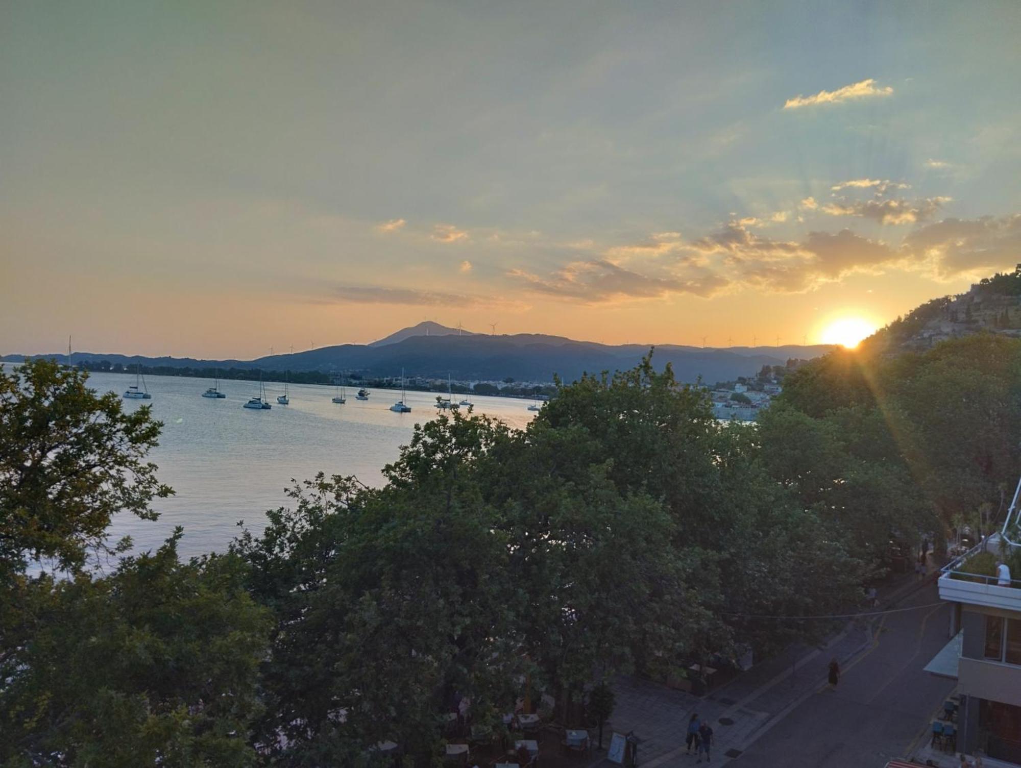 나프팍토스 Πέτρινο Στη Θάλασσα 아파트 외부 사진